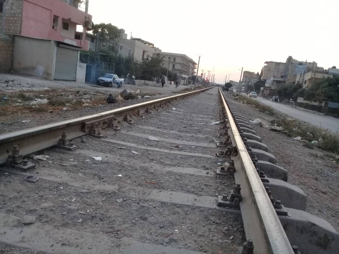 مجموعة من شباب وأطفال مخيم النيرب يودعون ذويهم طلباً للهجرة 