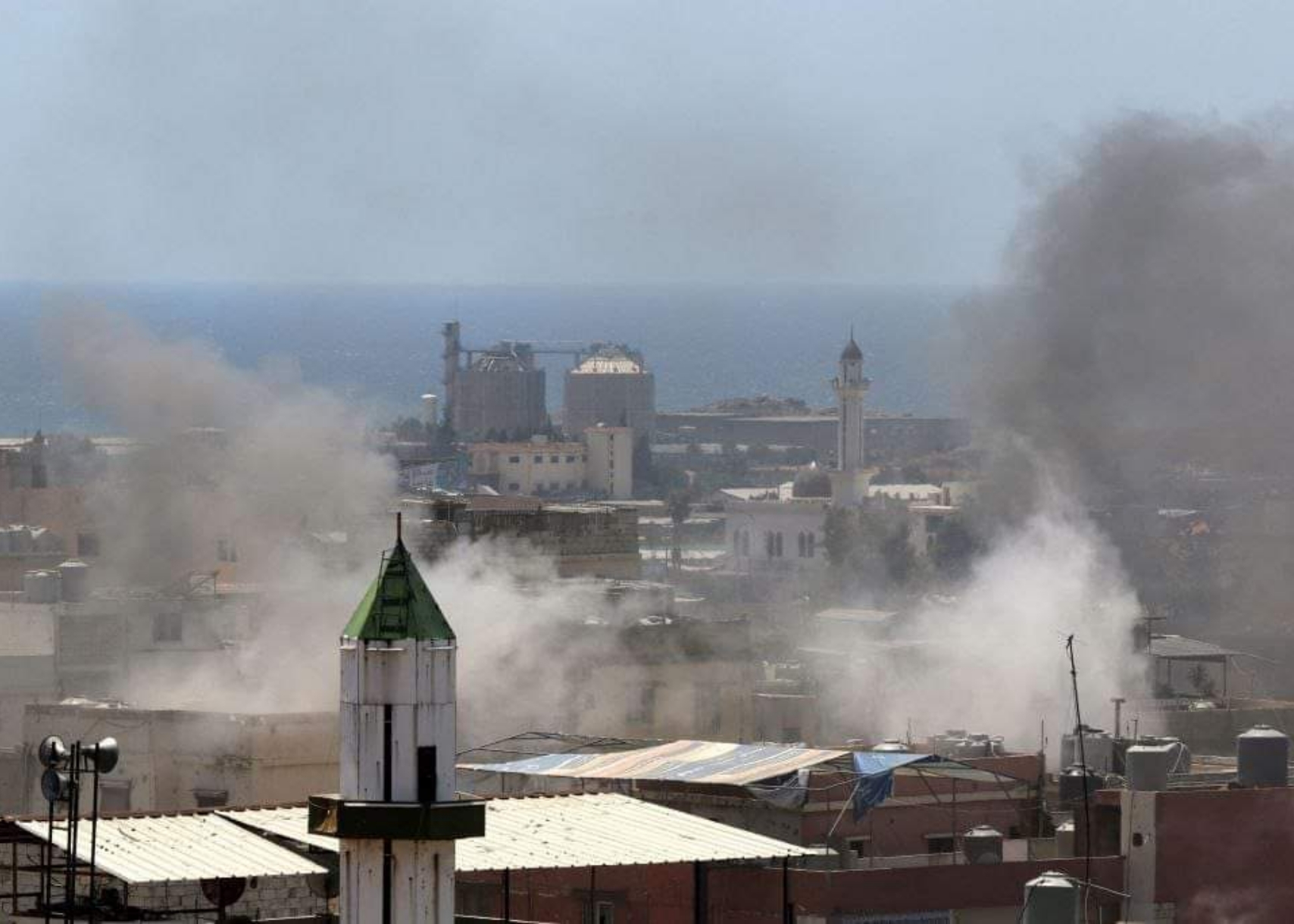 اشتباكات عنيفة في مخيم عين الحلوة تدفع العائلات الفلسطينية السورية للنزوح