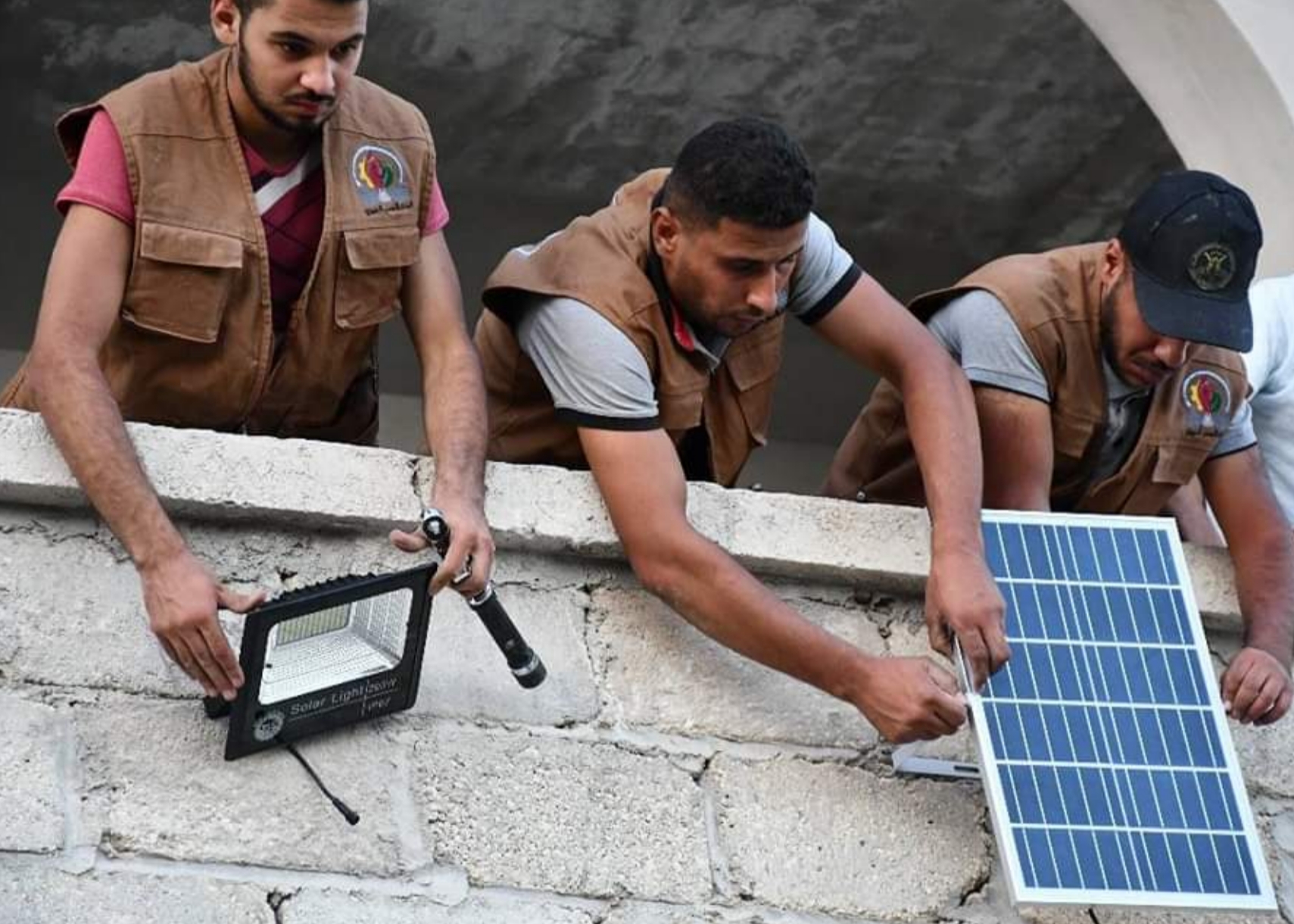 تركيب أجهزة إنارة بالطاقة الشمسية في مخيمي حندرات والنيرب بحلب