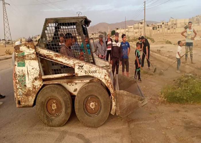 مخيم خان دنون.. مبادرة مجتمعية لتنظيف الشوارع والطرقات من الأعشاب اليابسة