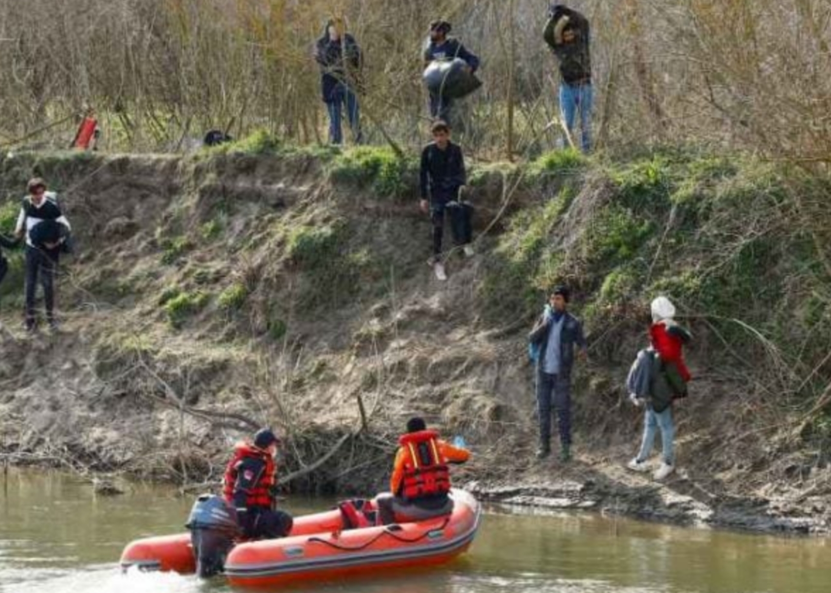 حرس الحدود اليوناني ينتهك حقوق لاجئين فلسطينيين ويعيدهم حُفاة إلى تركيا