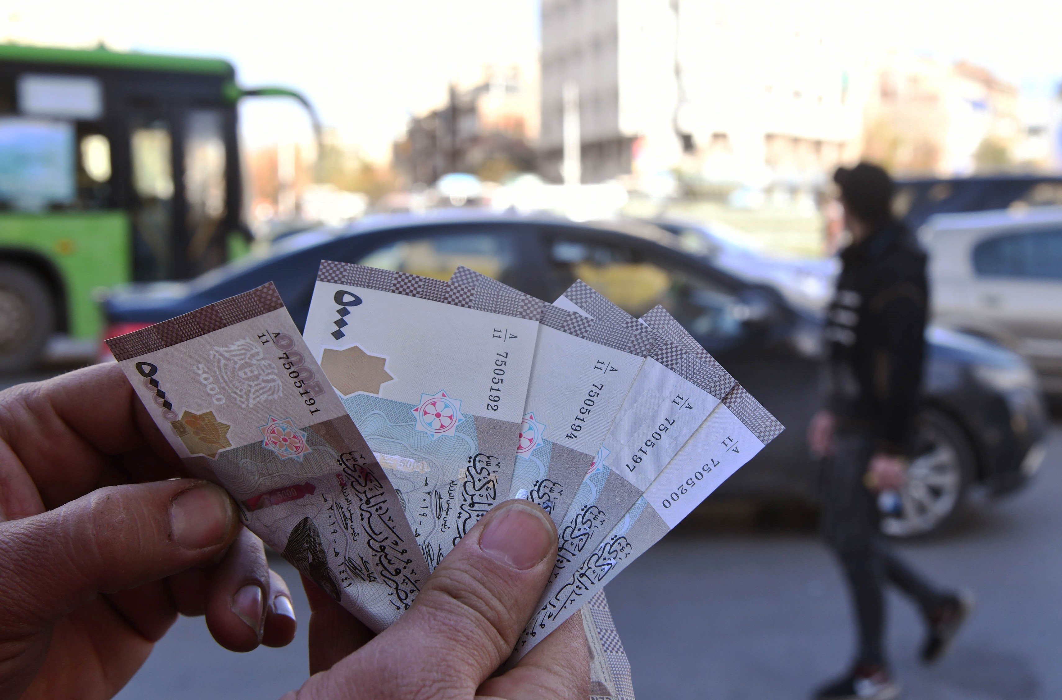 نداء إنساني من ناشطين لأصحاب المحلات التجارية في المخيمات الفلسطينية