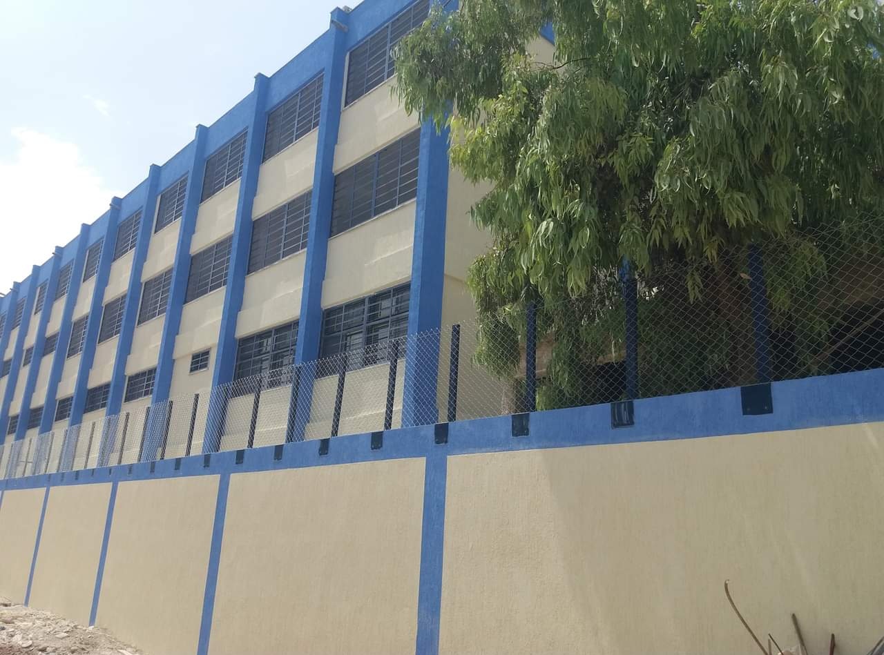 نشطاء يحتفون بـ افتتاح مدرسة جديدة في مخيم اليرموك بعد إعادة ترميمها من قبل الأونروا