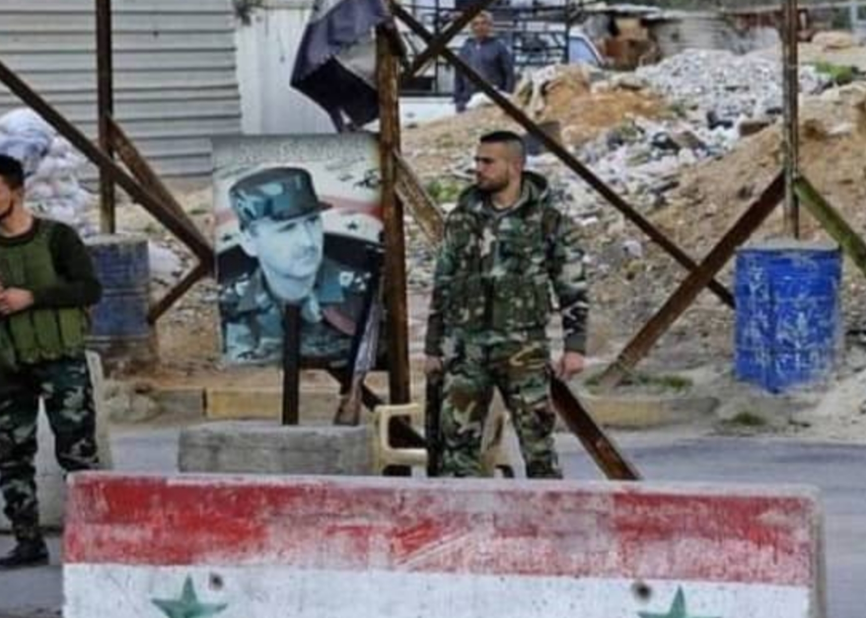 مخيم خان دنون يتعرض للنهب والسرقة من قبل الحواجز الأمنية