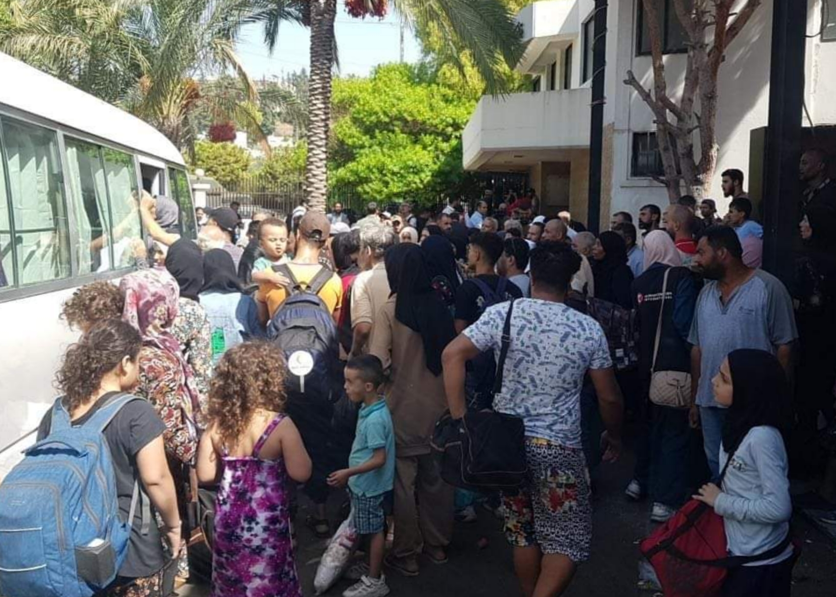 عشرات العائلات الفلسطينية تنزح من مخيم عين الحلوة بعد تجدد الاشتباكات المسلحة