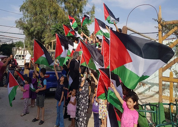 ابتهاجاً بـ "طوفان الأقصى".. مسيرات وتوزيع حلوى داخل المخيمات الفلسطينية في سوريا 