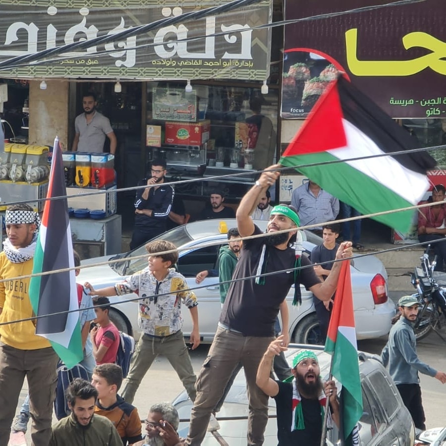 شاهد: مظاهرة في إدلب منددة بمجزرة مشفى المعمداني 