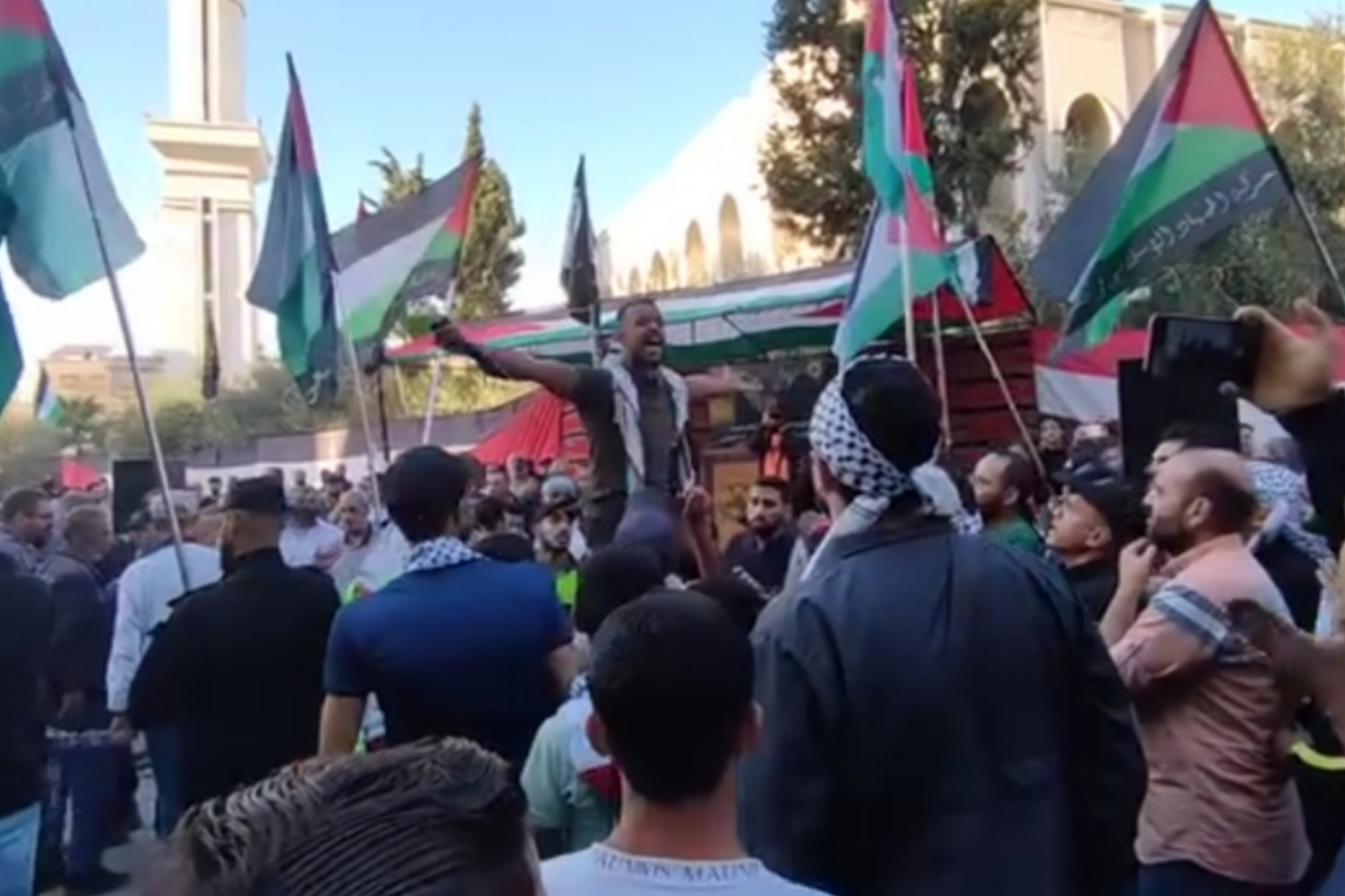 مظاهرة مركزية حاشدة في مخيم اليرموك تضامناً مع غزة