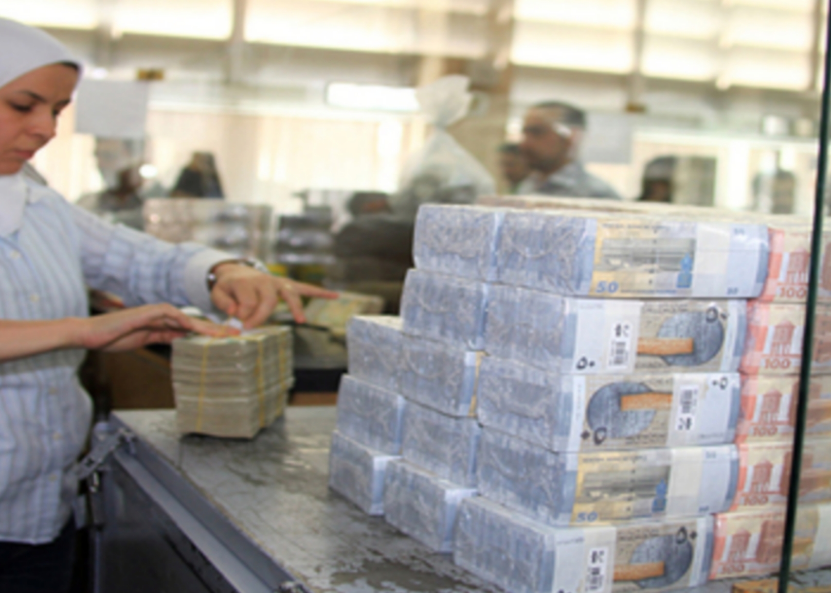 موظفون فلسطينيون في سوريا يطالبون بتحسين أجورهم وحقوقهم