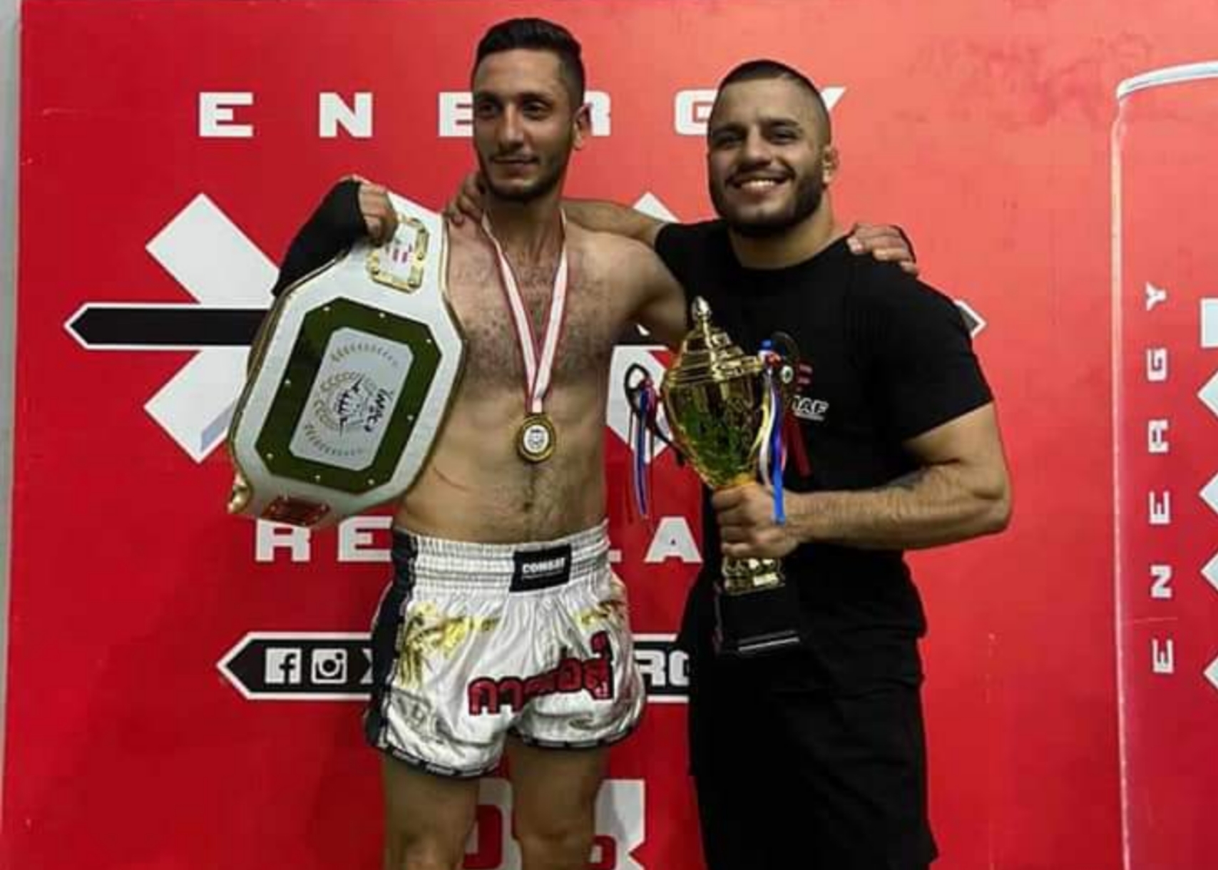 فلسطيني يتوج بذهبية الكيك بوكسينغ ويهديها لغزة