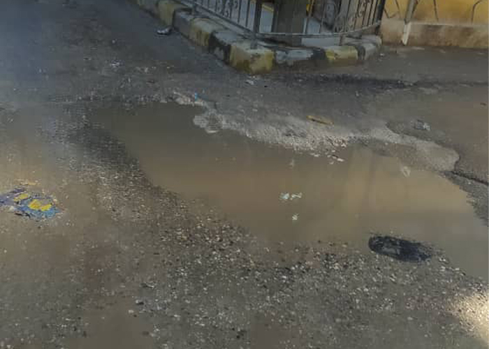 مخيم النيرب.. شكاوى مــن الحفر في الشوارع وتهالك البنية التحتية