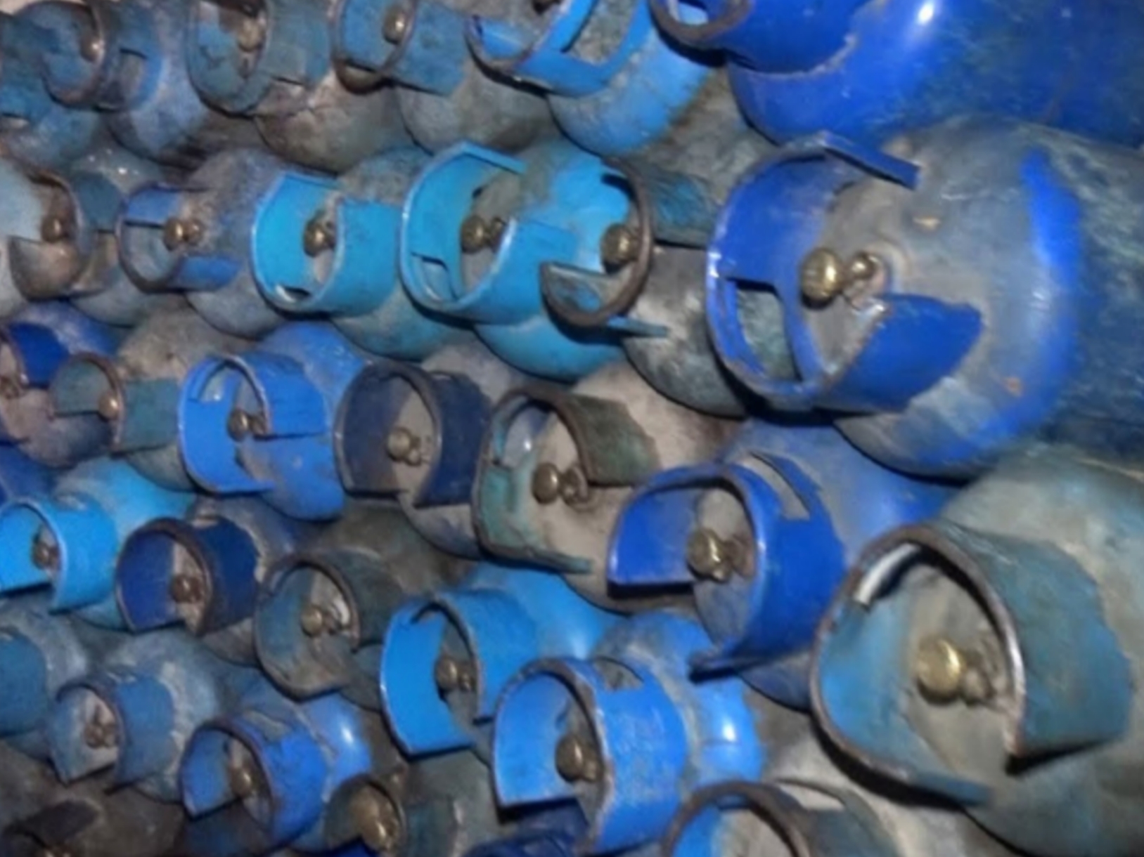 الغاز المنزلي يصبح عبئاً ثقيلا على الفلسطينيين في مخيم درعا