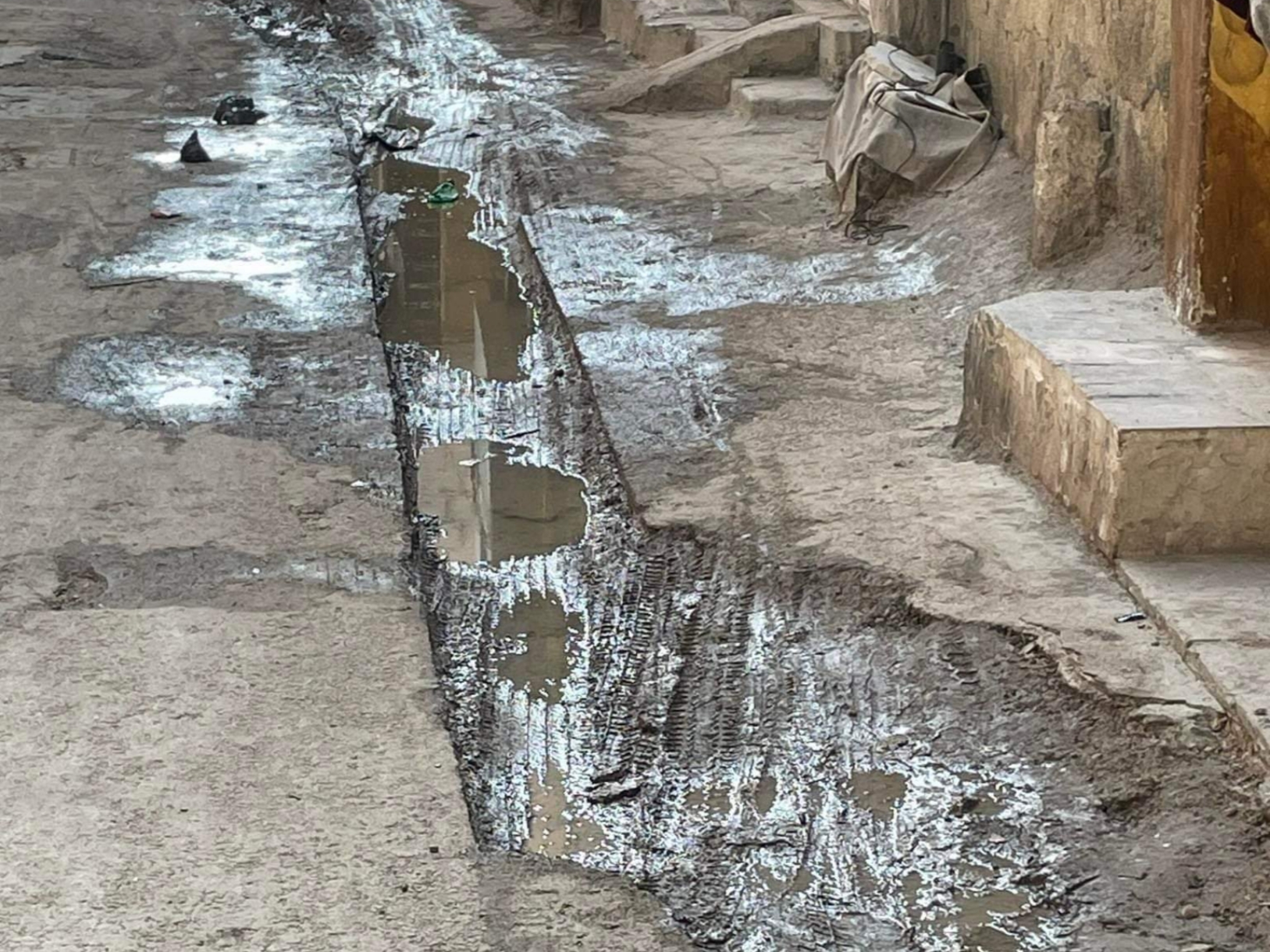 تضرر أهالي مخيم جرمانا من سوء الطرق بعد إصلاحات لخط المياه والصرف الصحي