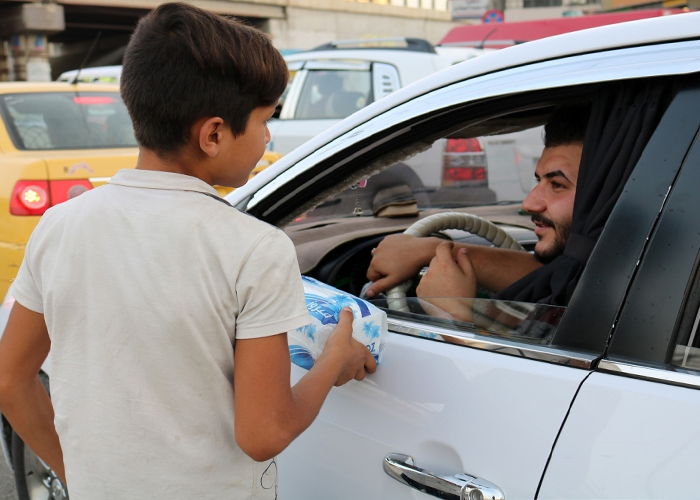 طفل فلسطيني سوري يواجه الحبس والضرب في الأردن بسبب بيع المناديل