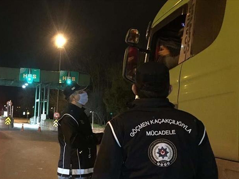 بينهم 3 فلسطينيين.. ضبط 8 مهاجرين داخل شاحنة على الحدود التركية اليونانية 