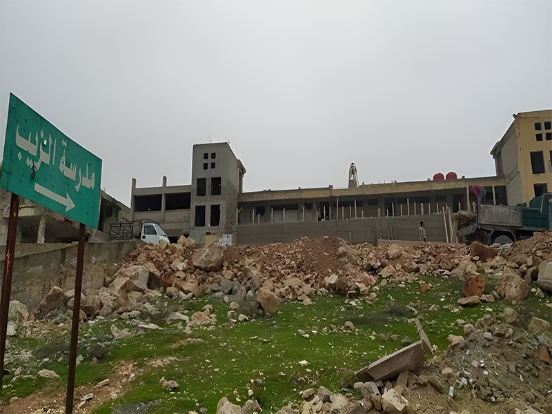 مخيم حندرات.. الأونروا تواصل ترميم مدرسة الزيب