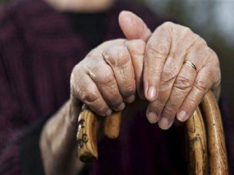 مخيم جرمانا.. مسنة فلسطينية تتعرض لعملية سلب بالقوة 