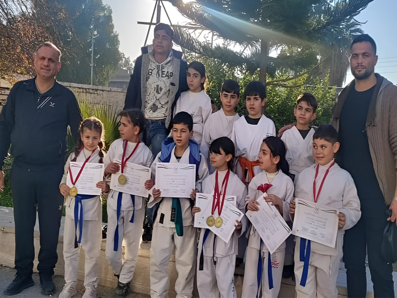 أطفال مخيم الرمل الفلسطيني يحصدون الذهب في بطولة اللاذقية للكاراتيه