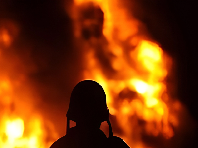 نشوب حريق في أحد المنازل بمخيم النيرب 