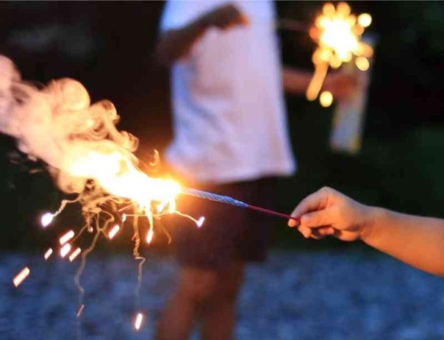 تحذيرات من مخاطر الألعاب النارية في مخيم جرمانا 