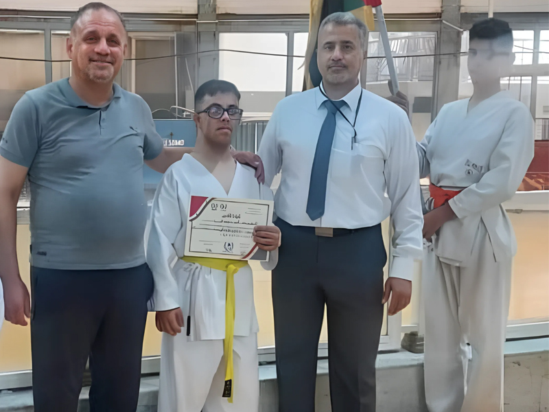 طفل فلسطيني يتحدى إعاقته ويحصد الميدالية الذهبية في بطولة سورية للكاراتيه 