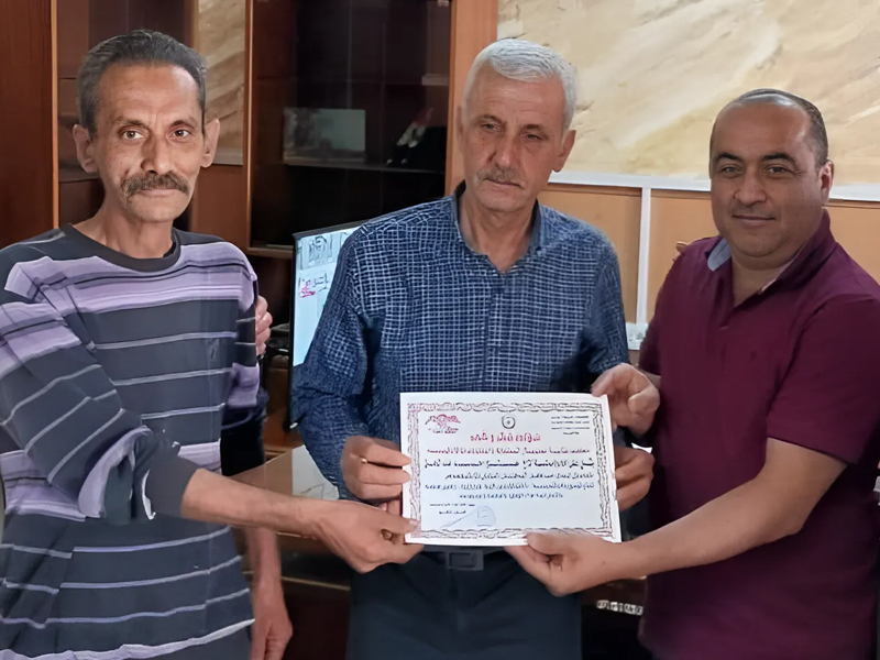 بعد إعادته مبلغاً مالياً وجده.. فلسطيني ضرب مثالاً في الأمانة واستحق التكريم 