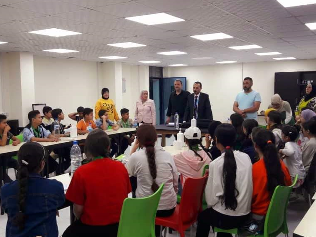 مدير التعليم في الأونروا يزور حلب ويحدد موعد افتتاح مدرسة