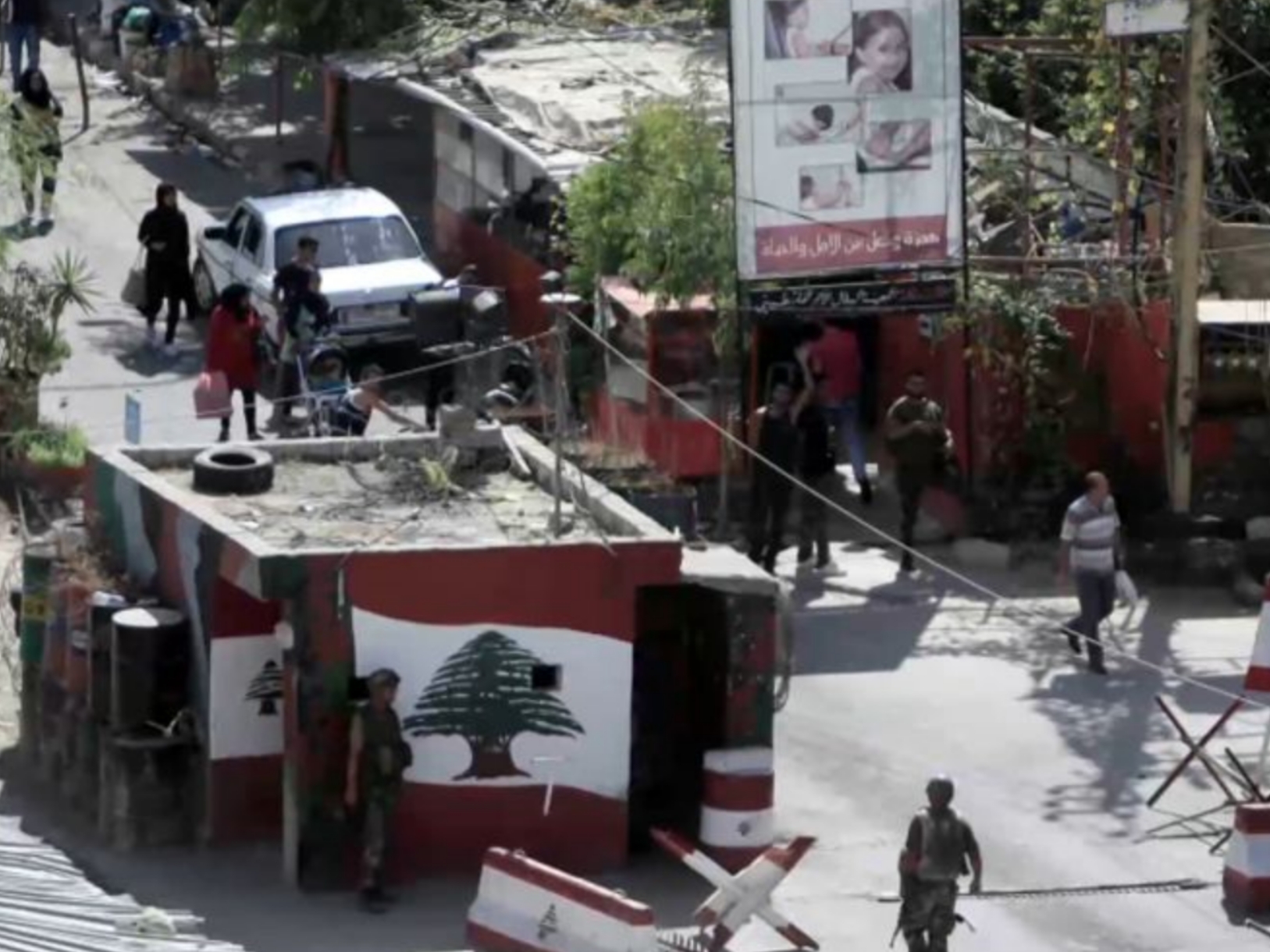 الجيش اللبناني يحتجز عائلة فلسطينية سورية على حاجز في مخيم عين الحلوة