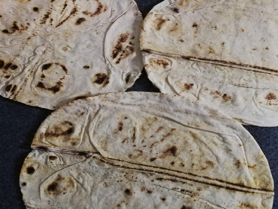 أهالي مخيم السيدة زينب يشكون رداءة الخبز