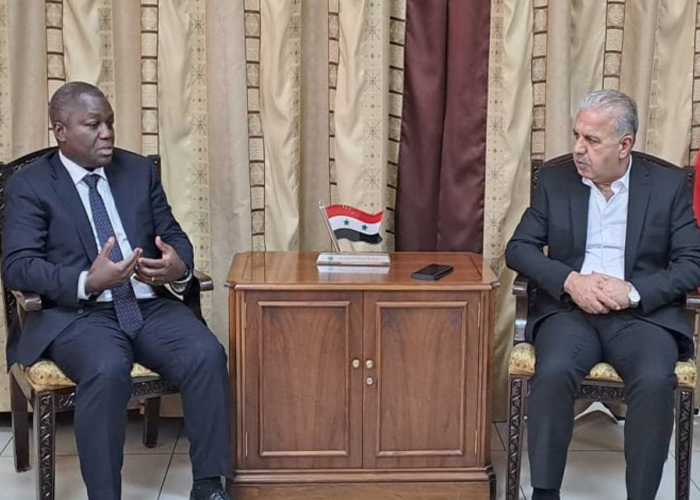 الأونروا ووزير الكهرباء يبحثان واقع المخيمات الفلسطينية