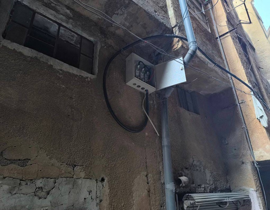 ابتزاز الأهالي مالياً لتمديد الكهرباء في مخيم اليرموك 