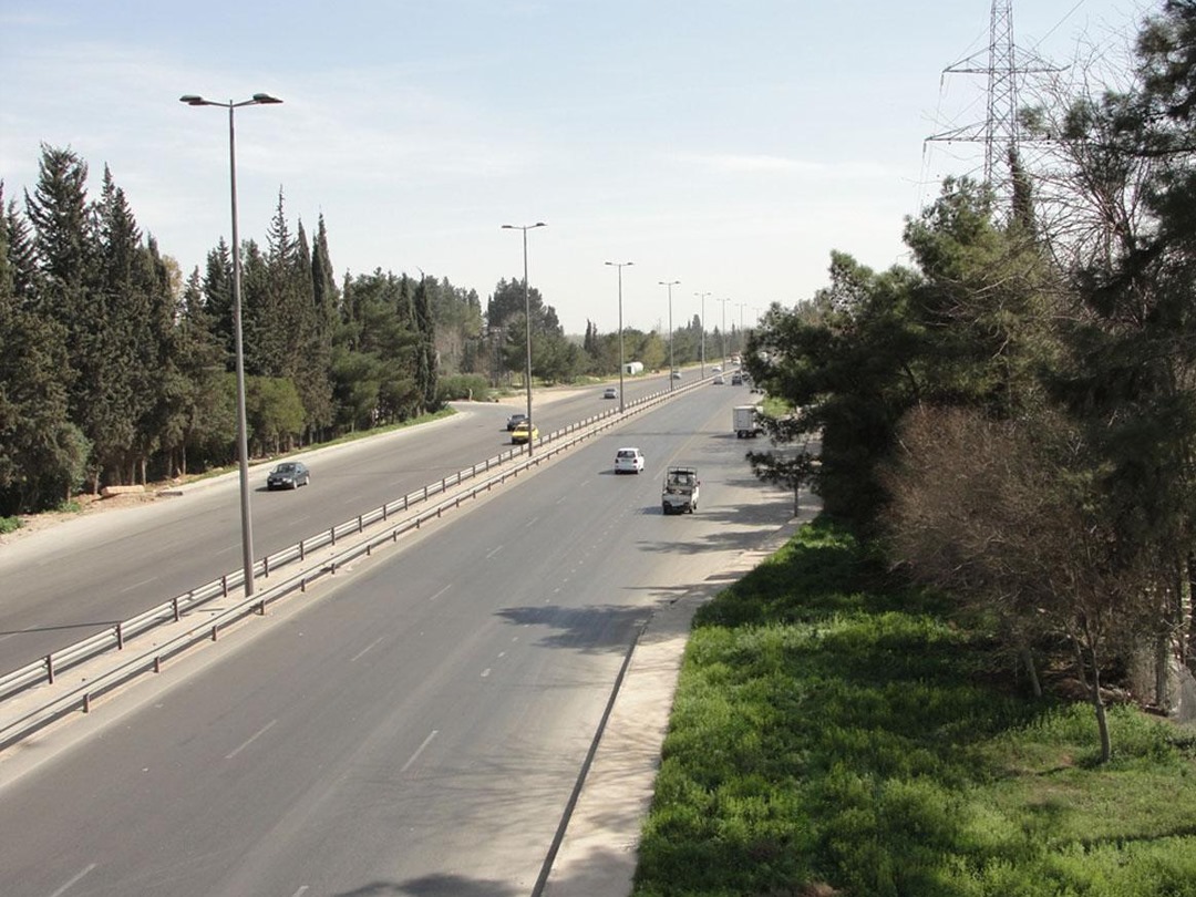 تحذيرات من خطورة انتظار وسائل النقل عند مفرق القزاز