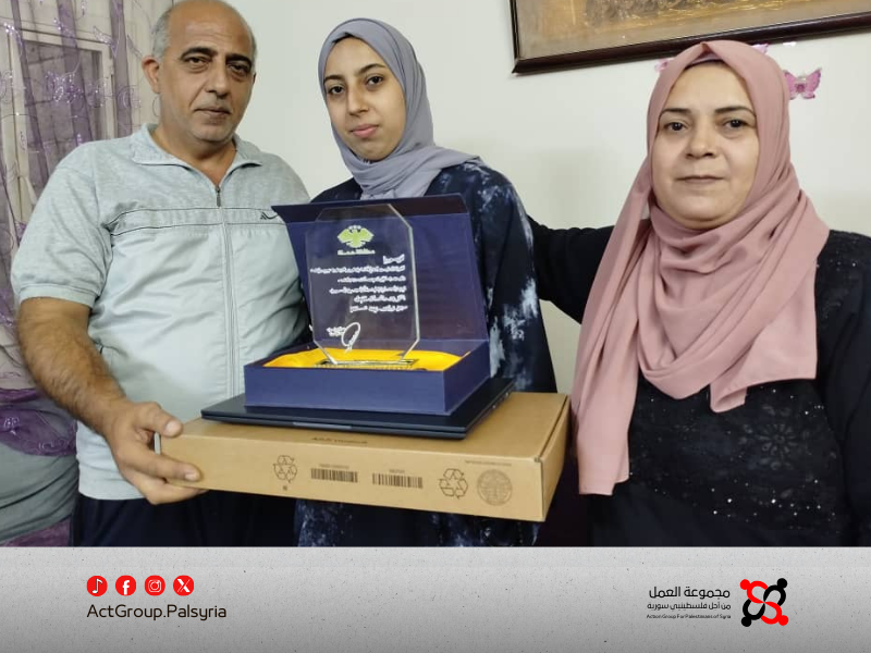 حماه. تكريم طالبة فلسطينية من مخيم العائدين لتفوقها في التعليم الفني