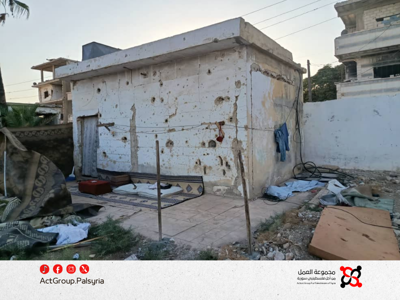 أسرة فلسطينية تفترش أرض مدرسة مهدّمة في مخيم درعا