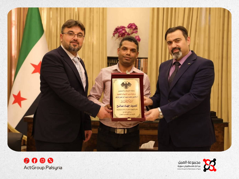 وزارة التربية تكرم فنان فلسطيني لإبداعه في تصميم لوحة تربوية