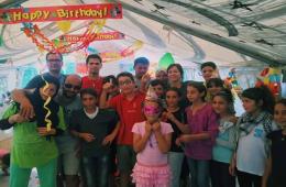 الفلسطيني السوري"مصعب الموعد" أحد رواد التعليم في مخيم كاتسيكاس اليوناني