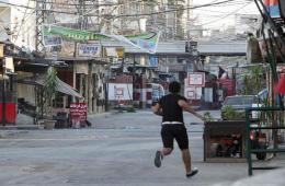 استمرار الإقتتال في مخيّم عين الحلوة يزيد من معاناة (726) عائلة فلسطينية سورية 