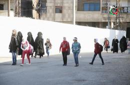 بالصور : مجموعة العمل ترصد حركة طلاب مخيم اليرموك أثناء توجههم لمدارسهم في يلدا بعد فتح الحاجز 