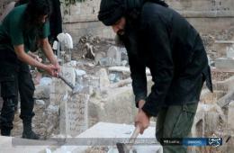 داعش يحطم شواهد القبور باليرموك ويضع كاميرات مراقبة لرصد حركة القادمين من يلدا إلى المخيم 