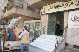 الخيرية توزع حليب أطفال على العائلات الفلسطينية في قدسيا وريف دمشق