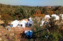  مئات المهاجرين الفلسطينيين والسوريين يواجهون شتاء اليونان القاسي في خيام قماشية لا تدفئ ولاتقي من برد