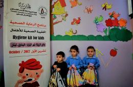 توزيع حقائب صحية على طلاب فلسطينيي سورية في مخيم نهر البارد