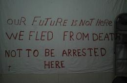 مجموعة لاجئين تنظّم احتجاجاً على أوضاعهم السيئة في جزيرة خيوس والشرطة تمنعهم وتحتجز المنظمين