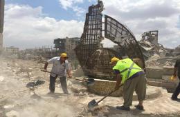 إزالة الركام من مقبرة الشهداء في مخيم اليرموك 