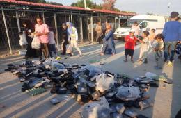 مهجرو جزيرة متليني باليونان يشكون سوء الطعام وصعوبة الحصول على الماء