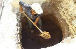 تدفق المياه العادمة يفاقم مأساة المهجرين الفلسطينيين في الشمال السوري 