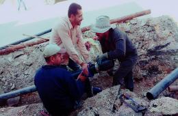 صيانة خط ضخ المياه الرئيسي المغذي لمخيم السبينة 