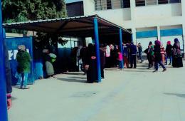 الأونروا توزع مساعدتها الغذائية على أهالي مخيم السبينة 