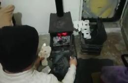 لاجئ فلسطيني سوري يواجه برد البقاع اللبناني بحرق "البلاستيك" للتدفئة