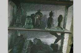 محل تحف في دمشق.. يبيع أعمال نحتية منهوبة من منزل فنان فلسطيني من أبناء مخيم اليرموك   